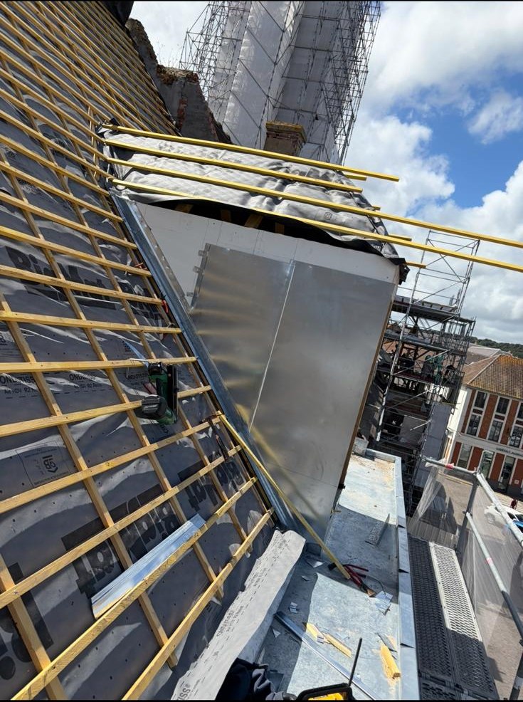 Vue d’ensemble d’un chantier de couverture et de zinguerie
